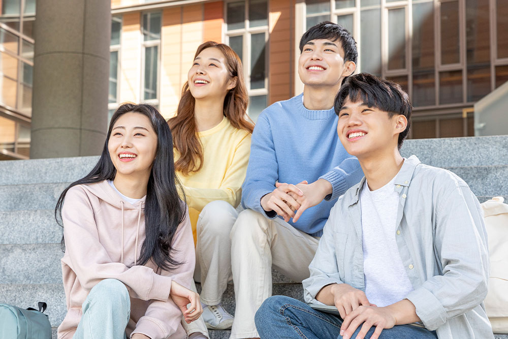 외국인 유학생들이 서로의 새로운 출발을 응원하고 있다